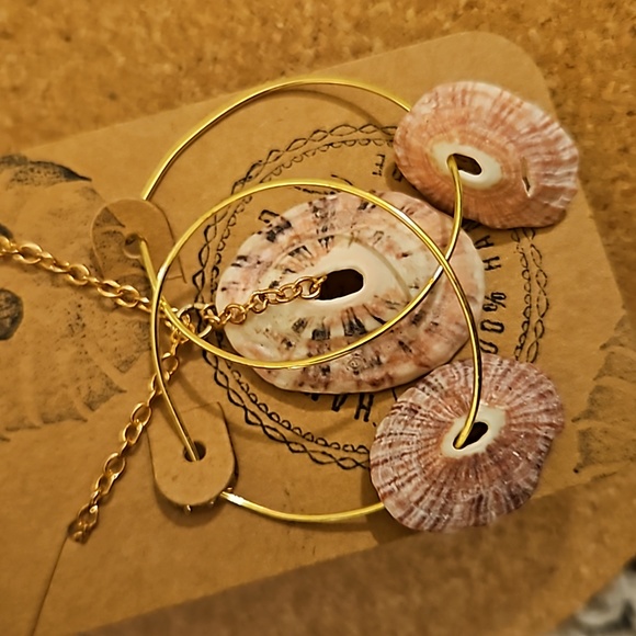 Shell earring and necklace set - Picture 2 of 2